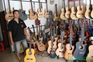 Supriyanto-dan-produk-gitar-di-toko-nya